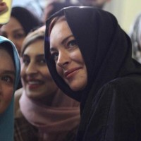 Lindsay Lohan tampil berhijab saat hadiri London Modest Fashion Week 2018. Ia menjadi bintang tamu di pembukaan acara tersebut. Acara ini dihadiri oleh para desainer seluruh dunia yang berkonsentrasi memproduksi busana tertutup hingga hijab. Foto: Instagram