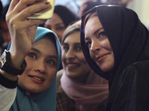 Ada Kiprah Wanita Indonesia di Balik Gaya Lindsay Lohan Berhijab