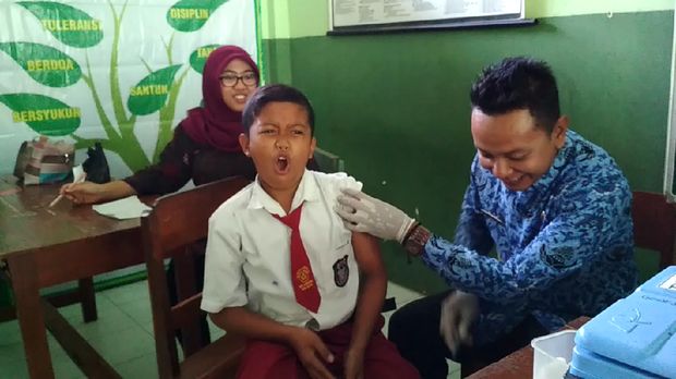 Begini Ekspresi Siswa SD di Blitar Saat Diimunisasi Difteri