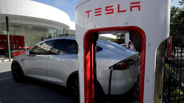 FILE PHOTO: A Tesla Model X vehicle is charged by a supercharger outside a Tesla electric car dealership in Sydney, Australia, May 31, 2017.  REUTERS/Jason Reed/File Photo