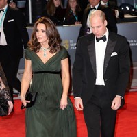 Namun, Kate mengenakan selempang hitam dengan gaun itu, yang oleh beberapa pengamat mode dibaca sebagai caranya untuk membuat pengakuan tanpa membuat pernyataan politik yang terbuka. Foto: Getty Images