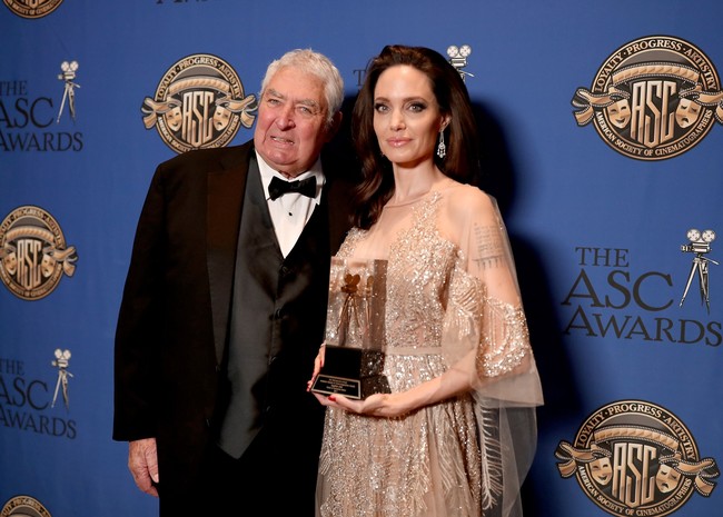 Malam itu, Angelina dianugerahi penghargaan Board of Governors Award karena mengangkat isu sosial lewat film yang disutradarainya, First They Killed My Father.Foto: Getty Images