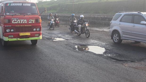 Pasca Banjir, Jalan Raya Porong Lama Dipenuhi 'Jebakan Batman'