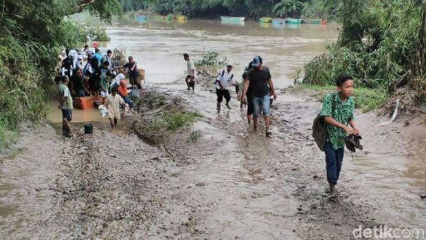 Para pelajar seberangi sungai tiap hari