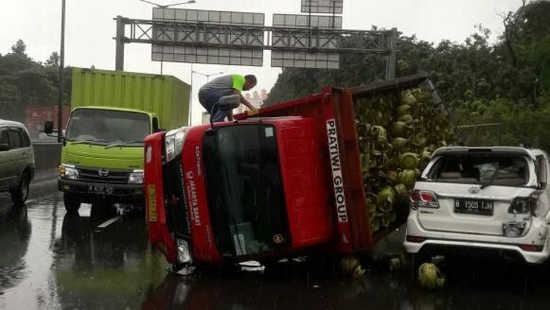  Truk  Pengangkut Gas Melon Tabrak Mobil  SUV di Tol Rawa Buaya 