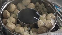 5 Bakso Ini Cuma Ada di Indonesia, Isi Durian Hingga Berkuah 'Comberan'