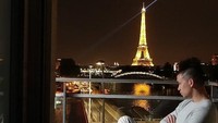 Tentunya, ia juga pernah ke kota romantis, Paris untuk syuting film (@samuelrizal1/Instagram)