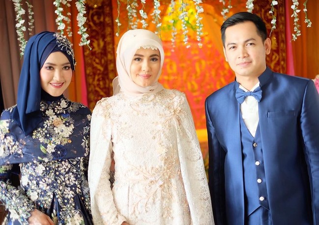 Hijab yang ia kenakan juga sangat manis. Ia memadukan hijab beraksen bordir dengan veil berbahan lace. Sebuah tiara yang indah menjadi sentuhan akhir yang menawan. Foto: Instagram