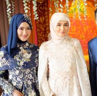 Hijab yang ia kenakan juga sangat manis. Ia memadukan hijab beraksen bordir dengan veil berbahan lace. Sebuah tiara yang indah menjadi sentuhan akhir yang menawan. Foto: Instagram