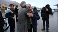 Banyak keluarga korban yang khawatir kini berkumpul di Bandara Yasuj. Beberapa dari mereka tak bisa menahan tangis saat mengetahui insiden yang dialami orang tercinta mereka. Foto: REUTERS/Tasnim News Agency