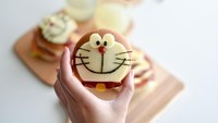 Wow! Burger ini bentuknhya mirip sekali dengan wajah Doraemon. Kira-kira dibuat dari apa ya? Foto: Istimewa