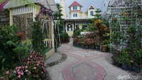 Untuk masuk ke taman ini, pengunjung hanya perlu membayar Rp 10 ribu. Di sini juga ada penyewaan baju Noni Belanda. Harga sewa Rp 60 ribu. (Syanti/detikTravel)