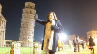 Kalau ini, Nadie berpose di depan Menara Miring Pisa. Mungkin saat itu cuaca sedang dingin, jadi Nadie pakai mantel yang cukup tebal. (Instagram/Nadie Tanadie)