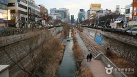 Terkait revitalisasi, pengelola Kawasan Kota Tua Jakarta berharap Kali Besar itu bisa menjadi secantik sungai Cheonggyecheon, Korea Selatan. Sungai di tengah kota Seoul, Korea Selatan itu dikenal juga sebagai kawasan wisata. 