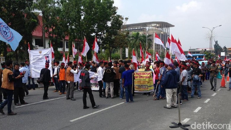 Warga Suku Sakai di Riau Demo Polda dan DPRD Menuntut Hak Tanah Warga Suku Sakai di Riau Demo Polda dan DPRD Menuntut Hak Tanah