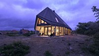 Struktur rumah kayu ini bisa terbilang apik dengan atap hitam yang terkesan megah. Inhabitat/Istimewa.