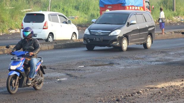 Pasca Banjir, Jalan Raya Porong Lama Dipenuhi 'Jebakan Batman'