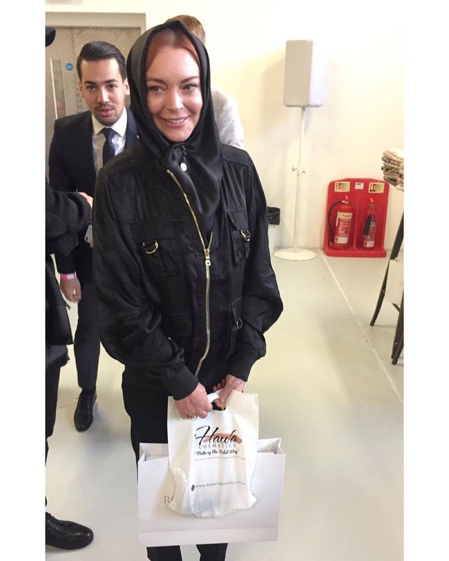 Hal yang tak kalah menarik perhatian dari kedatangan Lindsay Lohan berhijab hari itu adalah pengakuannya bahwa ia memakai kosmetik halal. Ia pun menenteng produk bernama Hawa Cosmetics yang berlabel halal. Foto: Instagram