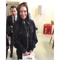 Hal yang tak kalah menarik perhatian dari kedatangan Lindsay Lohan berhijab hari itu adalah pengakuannya bahwa ia memakai kosmetik halal. Ia pun menenteng produk bernama Hawa Cosmetics yang berlabel halal. Foto: Instagram
