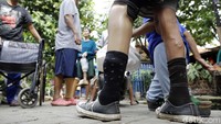 Meski tak memilik kondisi tubuh yang lengkap, penyandang disabilitas juga berhak mendapatkan perlakuan dan kesempatan yang sama layaknya manusia biasa. Seperti yang terjadi kepada para mantan penderita kusta (Leprosy) di kampung Kusta Sitanala Tangerang. Mereka kini hidup bersama penuh dengan semangat dan punya harapan baru dengan kaki palsu. 