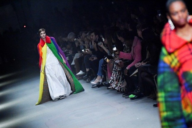 Cara Delevingne sempat mengumumkan bahwa dirinya hengkang dari modeling, dunia yang telah membesarkan namanya. Namun, Cara tampaknya belum bisa sepenuhnya meninggalkan karier lamanya. (Foto: AFP PHOTO / Ben STANSALL)