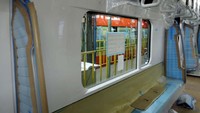 Sejumlah fitur yang terdapat di dalam kereta di antaranya pendingin ruangan, dua CCTV per kereta, bagasi di atas kursi prioritas, passanger information display, tuas pembuka pintu darurat, intercom, alat pemadam api ringan, pintu darurat di ruang masinis, area kursi roda dan lainnya. Akses ke sinyal telekomunikasi juga nanti akan disediakan untuk jalur yang melewati area terowongan. Pool/MRT Jakarta.