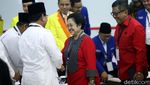 Foto: Momen Prabowo Bersalaman dengan Megawati
