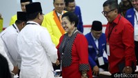 Prabowo dan Megawati bersalaman di ruang sidang utama KPU, Jakarta, Minggu (18/2/2018).