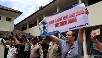 Jaksa memaparkan ada 63.310 calon jemaah yang jadi korban karena gagal berangkat umrah dengan janji jadwal keberangkatan November 2016-Mei 2017. Akibat gagal berangkat, kerugian calon jemaah mencapai hampir Rp 1 triliun.