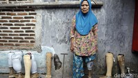Produksi kaki palsu di Dare Foundation biasanya mencapai 8 unit/bulannya untuk kegiatan sosial. Sementara untuk yang komersil, bisa mencapai 2 unit/bulannya. Sementara untuk produksi Orthosis/alat bantu ortopedi lainnya bisa mencapai 30-50 unit perbulannya. Seperti yang dipakai Ibu Rohmah (65th) Pemulung yang menderita kusta sejak usia 30 tahun dan tak diterima lagi di lingkungan dan keluarganya.
