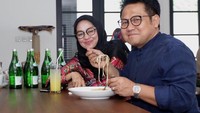 Pria 51 tahun ini mencicip spaghetti aglio olio di kafe sebelah kantor DPP PKB. Ia diminta sang pemilik kafe mengetes rasa sajiannya dan memberi usul nama yang bagus. Foto: Instagram cakiminow