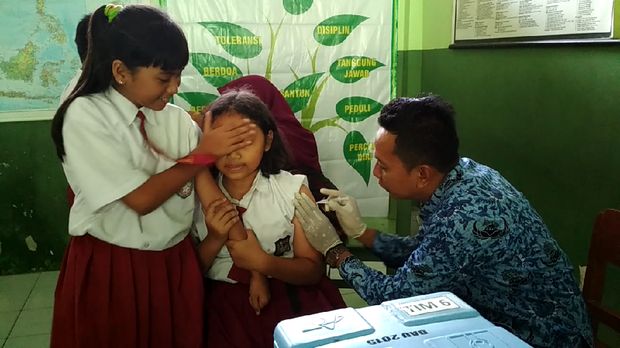 Begini Ekspresi Siswa SD di Blitar Saat Diimunisasi Difteri