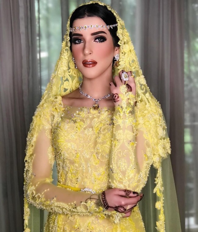 Cantik bak Barbie, untuk riasan wajahnya Tasya memilih MUA Bennu Sorumba. Riasan mata yang bold dengan smokey eye serta lipstik warna kecoklatan menjadi fokus utama. Pulasan blush on dan contour yang lembut juga melengkapi penampilannya. Foto: Instagram