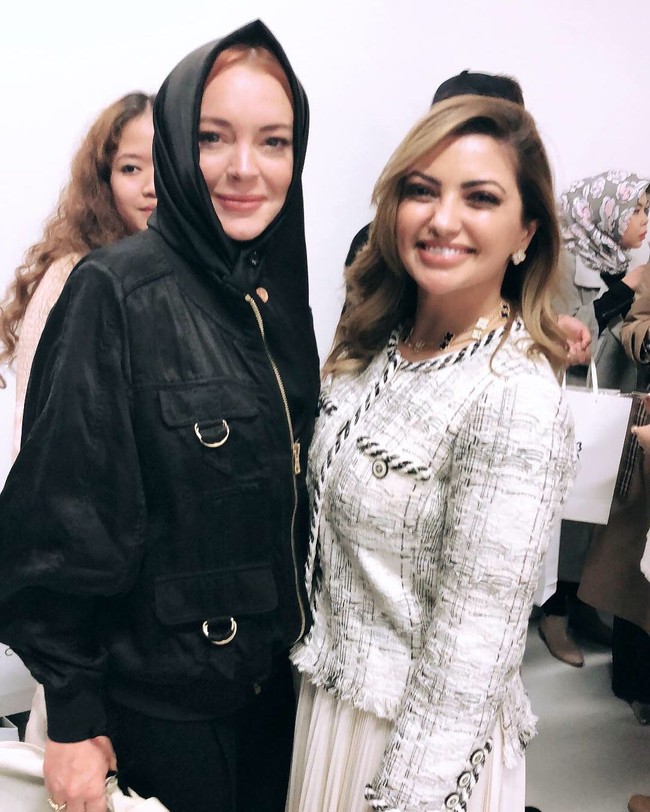 Mengenakan jaket hitam, Lindsay Lohan terlihat ramah dan berfoto dengan para fansnya di sana. Ia pun terlihat santai berpose bersama desainer Arab, Samakh Ashoggi. Foto: Instagram