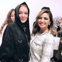 Mengenakan jaket hitam, Lindsay Lohan terlihat ramah dan berfoto dengan para fansnya di sana. Ia pun terlihat santai berpose bersama desainer Arab, Samakh Ashoggi. Foto: Instagram