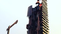 Monumen ini terdiri dari rel dan lokomotif kereta yang dibangun tinggi menjulang, menghadap ke langit (zwrotnicaprojektowaniezmiany/Instagram) Monumen ini terdiri dari rel dan lokomotif kereta yang dibangun tinggi menjulang, menghadap ke langit (zwrotnicaprojektowaniezmiany/Instagram)