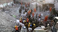 Akibat ledakan ini, sebuah hotel yang menjadi lokasi digelarnya pesta pernikahan itu, hancur tinggal puing. Ledakan ini juga sempat memicu kebakaran besar. Foto: AFP PHOTO