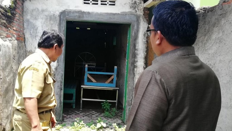 Sulitnya Sekolah Ini Pindahkan Keranda yang Ada di Gudang Sulitnya Sekolah Ini Pindahkan Keranda yang Ada di Gudang