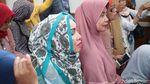 Foto: Korban First Travel Kawal Sidang Perdana Andika-Anniesa