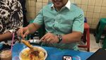 Lihat Gaya Cak Imin Kulineran dan Berpose Bersama Makanan