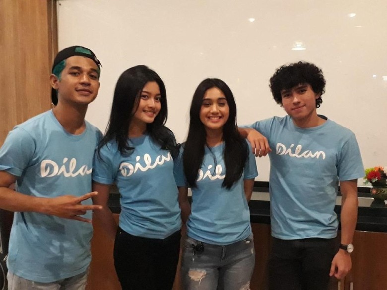 Saat Para Pemain Film Dilan 1990 Ngebet ke Bromo Saat Para Pemain Film Dilan 1990 Ngebet ke Bromo