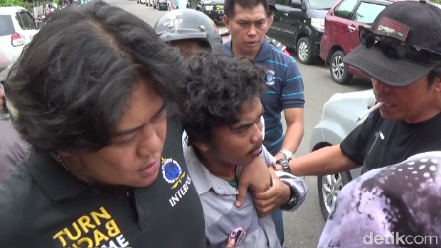 Kembali Geruduk KPUD Bone, Pendukung Umar-Madeng Ricuh dengan Polisi