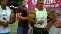 Alvaro dan Tony mengidolakan mantan binaragawan Arnold Schwarzenegger. (Foto: Instagram/tonyhulkgeraldo)