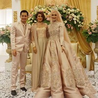 Di acara resepsi inti, Lisya Nurrahmi kembali memukau dengan gaun bak seorang putri. Ia kembali memakai tiara dengan busana bernuansa khaki, kompak bersama sang suami Tommy Kurniawan. Foto: Instagram