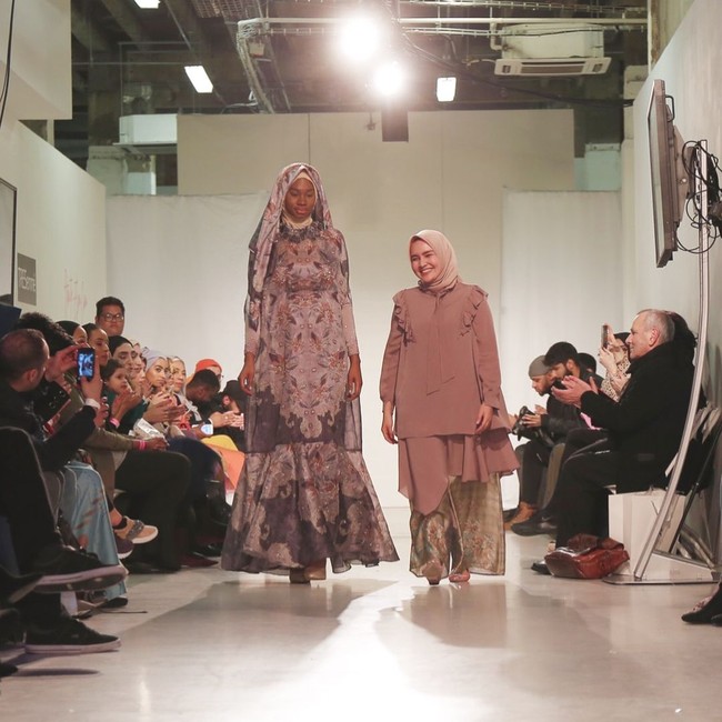 Tampil bersama Dian Pelangi di London Modest Fashion Week, Ria Miranda memamerkan koleksi Senjakala yang ia bawakan di Jakarta Fashion Week 2018. Sesuai dengan DNA desainnya, Ria Miranda tampil dewasa dengan warna-warna dusty peach dan pastel yellow. (Foto: Instagram/Hijup)