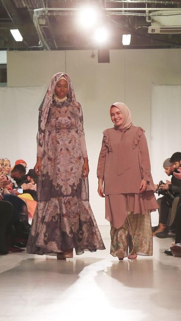 Dian Pelangi, Ria Miranda, dan Jenahara Fashion Show Bareng di London
