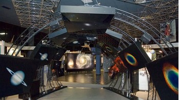 Jonathan McDowell sempat menyebutkan bahwa para suksesor Elon Musk di masa depan bisa saja menarik kembali Tesla Roadster dan Starman kembali ke Bumi agar bisa dipajang di museum. (Foto: NASA)