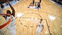 Aksi dunk LeBron James (Bob Donnan-USA TODAY Sports)