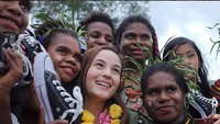 Anak-anak Wamena terlihat senang sekali dengan sepatu barunya (chelseaislan/Instagram)