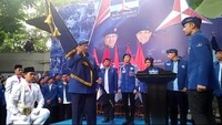 Pengukuhan AHY ditandai dengan pemberian panji Partai Demokrat dari SBY. AHY tampak mengenakan atribut Demokrat, mulai dari almamater hingga baret biru. Foto: (Yulida Medistiara/detikcom).
